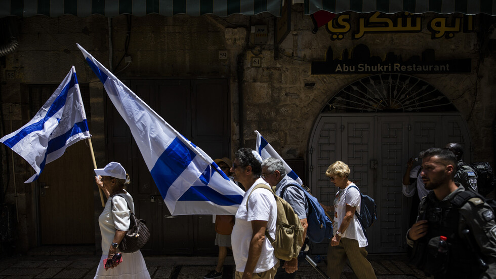 رد عربي على عبارة مسؤول إسرائيلي "لو كان بإمكاني لضغطت على الزر ونقلت العرب إلى سويسرا بقطار سريع"