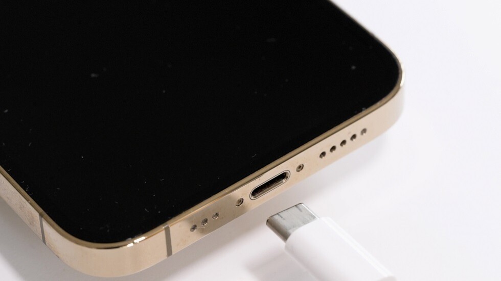 "آبل" تكشف عن  خطأ يساهم في تلف بطارية هواتف "آيفون"