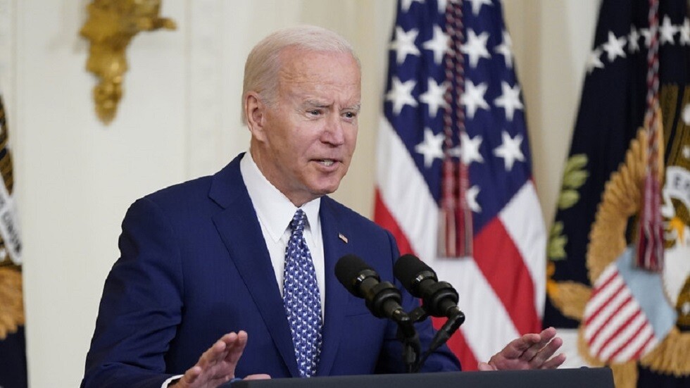 بايدن يقول إن بلاده تعمل على خطة لتصدير الحبوب الأوكرانية عن طريق السكك الحديد