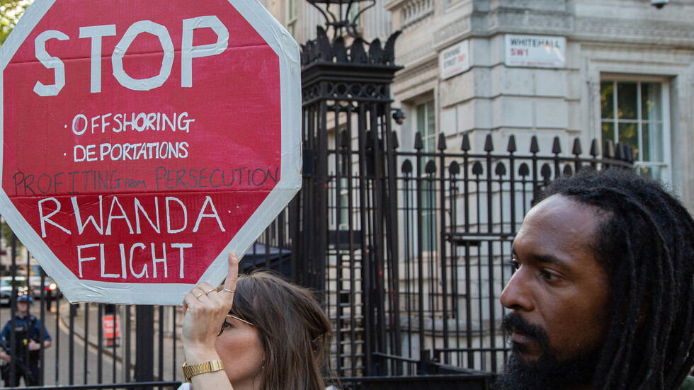 تعليق ترحيل طالبي اللجوء من بريطانيا إلى رواندا بعد تدخل من محكمة أوروبية