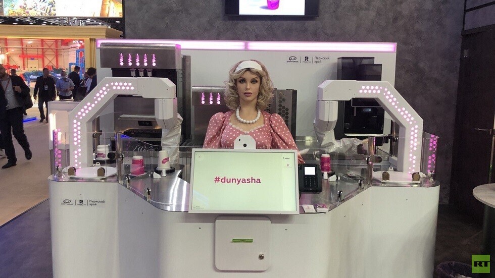 تبيع المشروبات وتحكي القصص..  