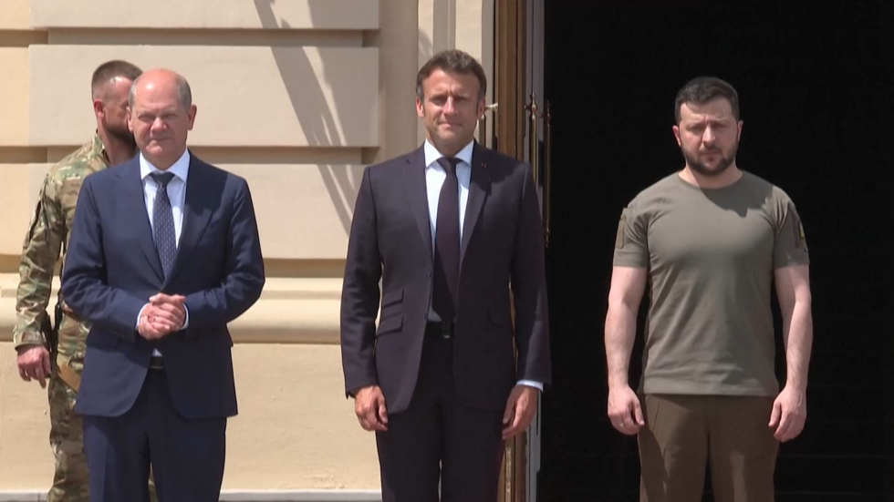 شاهد.. وصول ماكرون وشولتس ودراغي إلى كييف على متن قطار واحد وترحيب "باهت" من زيلينسكي