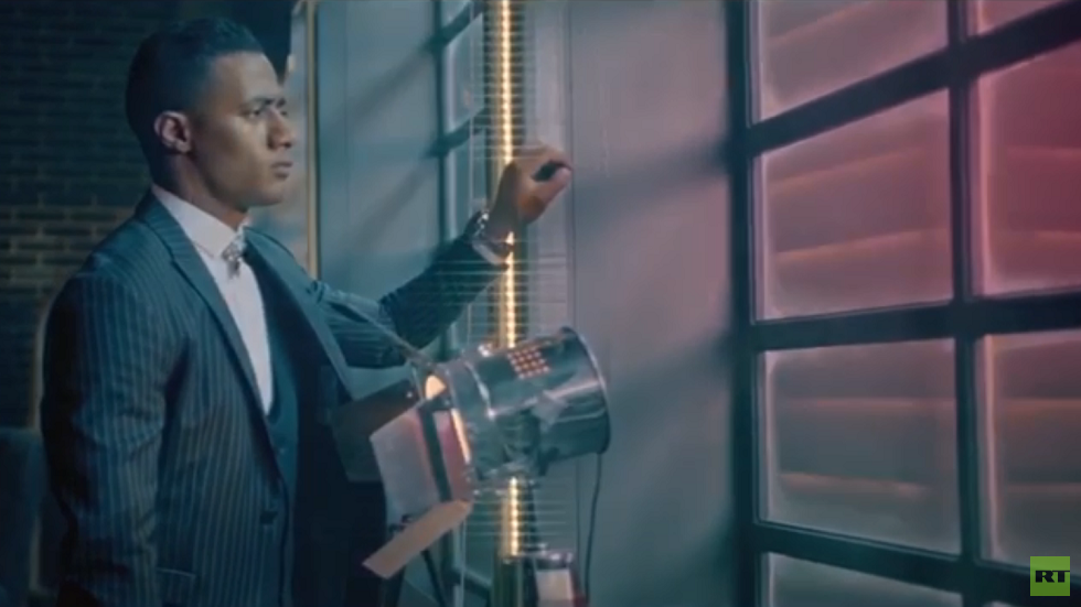 محمد رمضان يطل على جمهوره الأردني بسيارة مطلية بالذهب (فيديو)