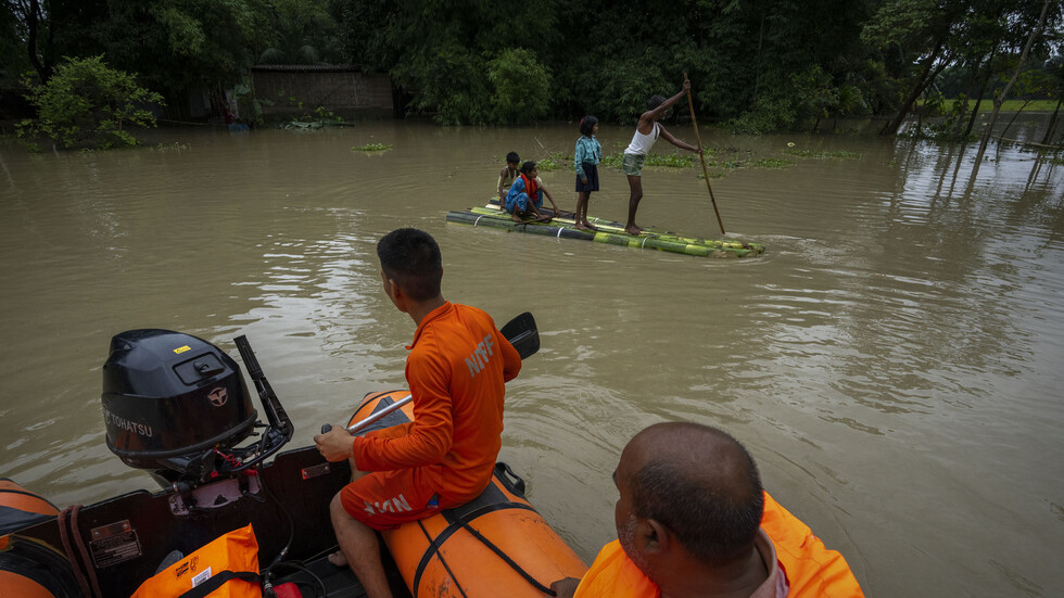 عشرات القتلى وملايين المعزولين جراء الأمطار الموسمية والفيضانات في شمال شرقي الهند وبنغلاديش