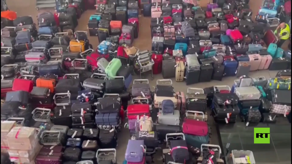 الفوضى تعمّ مطار "هيثرو" البريطاني.. مئات الحقائب والأمتعة منثورة على أرض المطار