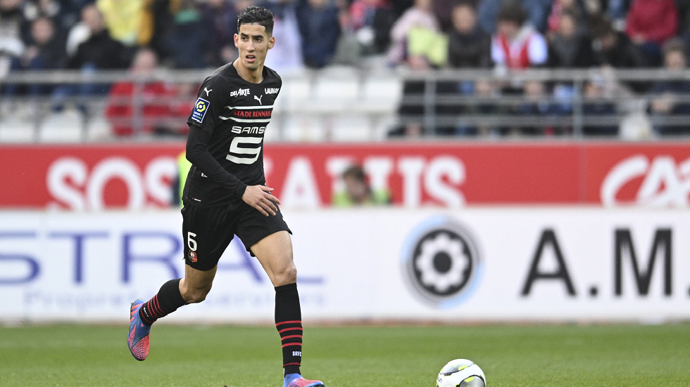 المغربي أكرد يودع رين الفرنسي في انتظار التحاقه بالدوري الإنجليزي