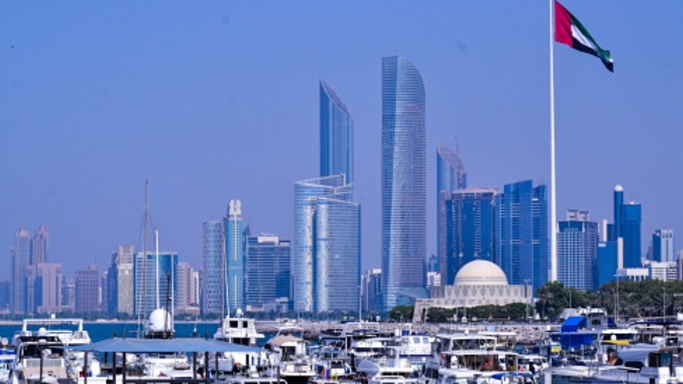 الدفاع المدني يسيطر على حريق في مدينة الإمارات الإنسانية