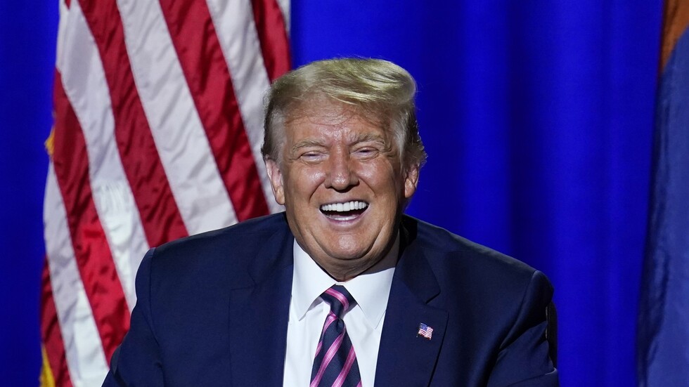 ترامب يعلق على "سقطة" بايدن بفيديو ساخر