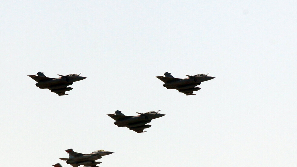 مصر.. سقوط طائرة مقاتلة أثناء مهمة تدريبية ونجاة قائدها