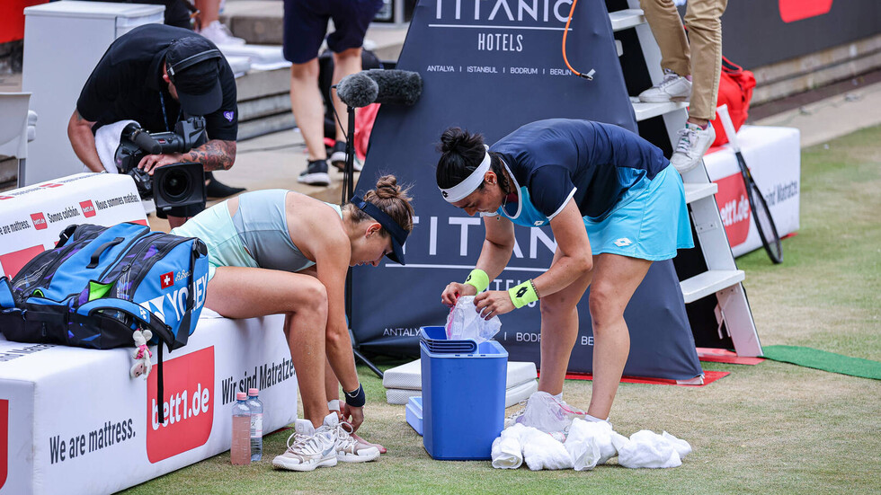 بالفيديو.. التونسية جابر ترفض الاحتفال بالتتويج تضامنا مع منافستها في بطولة برلين