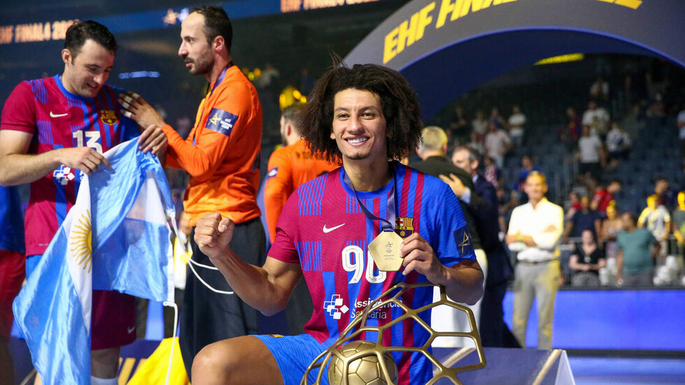 بالفيديو..علي الزين يرفع علم مصر في احتفالات برشلونة و