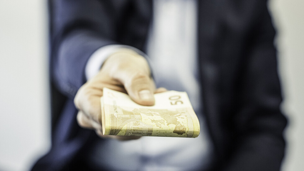 دراسة: الرغبة في التبرع بالمال بين كبار السن قد تشير إلى مراحل 