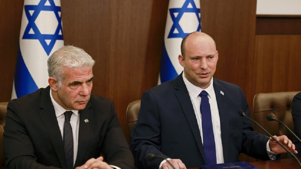 قناة "كان" العبرية: بينيت ولابيد يتفقان على حل الكنيست وتعيين الأخير رئيسا للوزراء