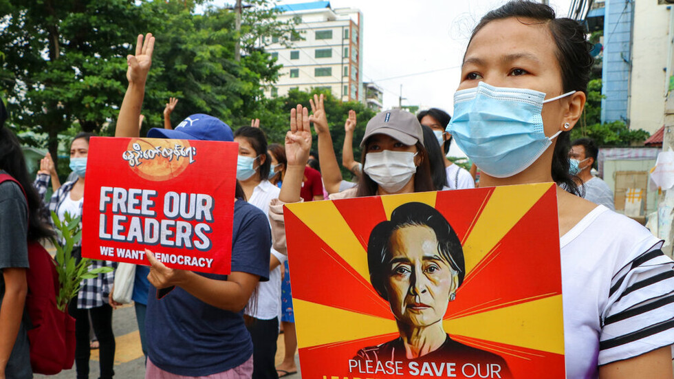 زعيمة ميانمار السابقة تحتفل بعيد ميلادها بكعكة في المحكمة