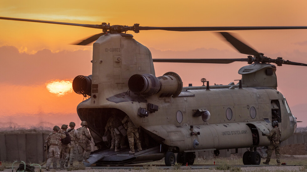 "سبوتنيك": الجيش الأمريكي ينقل أسلحة إلى سوريا والمسلحون الموالون له يحفرون نفقا إلى العراق