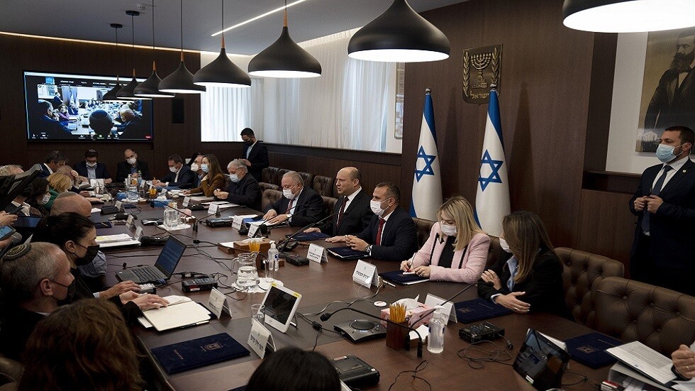 يحمل "الدان الأسود" في الكاراتيه ومترجم وكاتب أشعار ومليونير.. من هو رئيس الوزراء الإسرائيلي المقبل؟