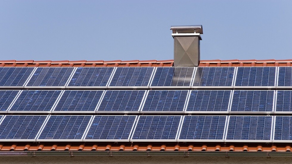 روسيا.. ألواح شمسية على شكل أسقف وواجهات مبان