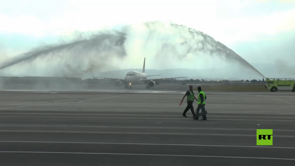 برش المياه.. مطار اللاذقية يستقبل أول رحلة طيران قادمة من مطار الشارقة