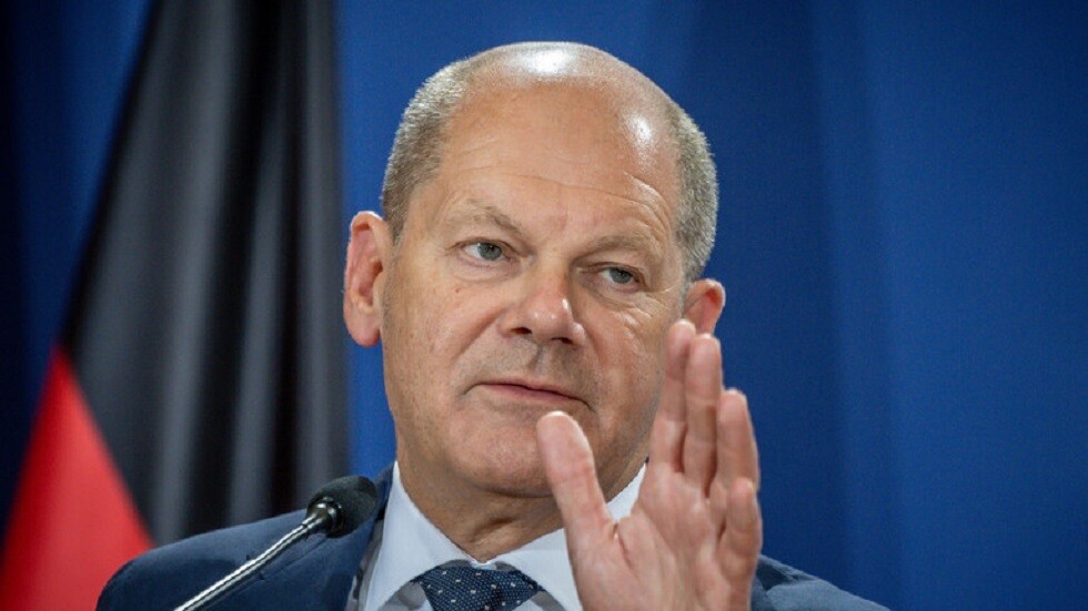 بوليتيكو: شولتس يشعر بالحرج