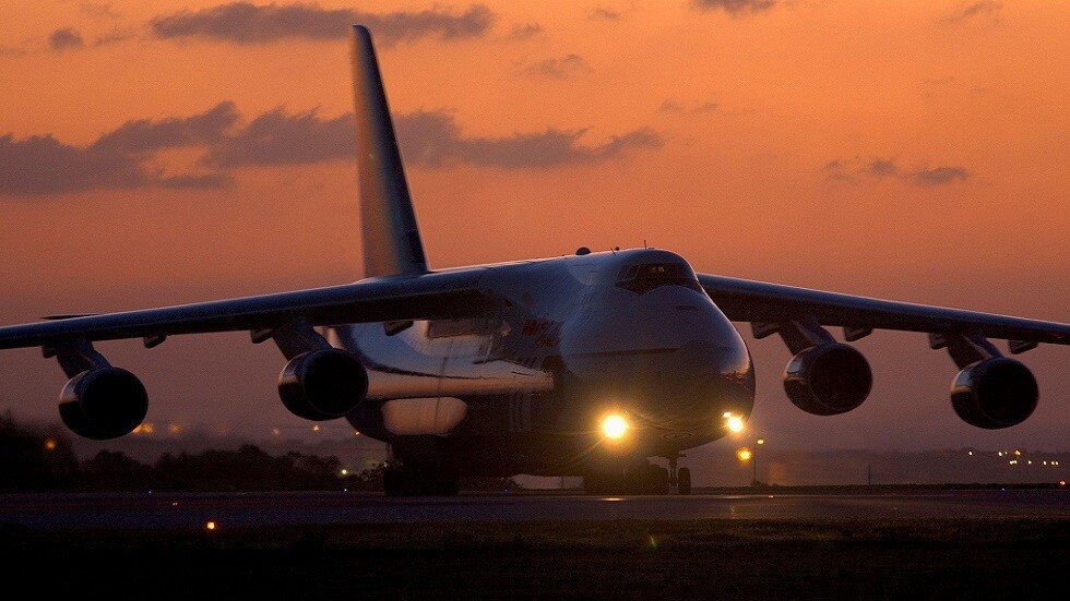 نقل طائرة الشحن الليبية العملاقة إلى حظيرة مصنع "أنطونوف" الأوكراني بعد إصابة هيكلها
