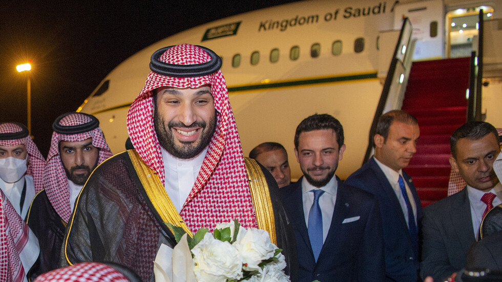 الملك عبد الله يودع الأمير محمد بن سلمان قبل توجهه في زيارة تاريخية إلى تركيا