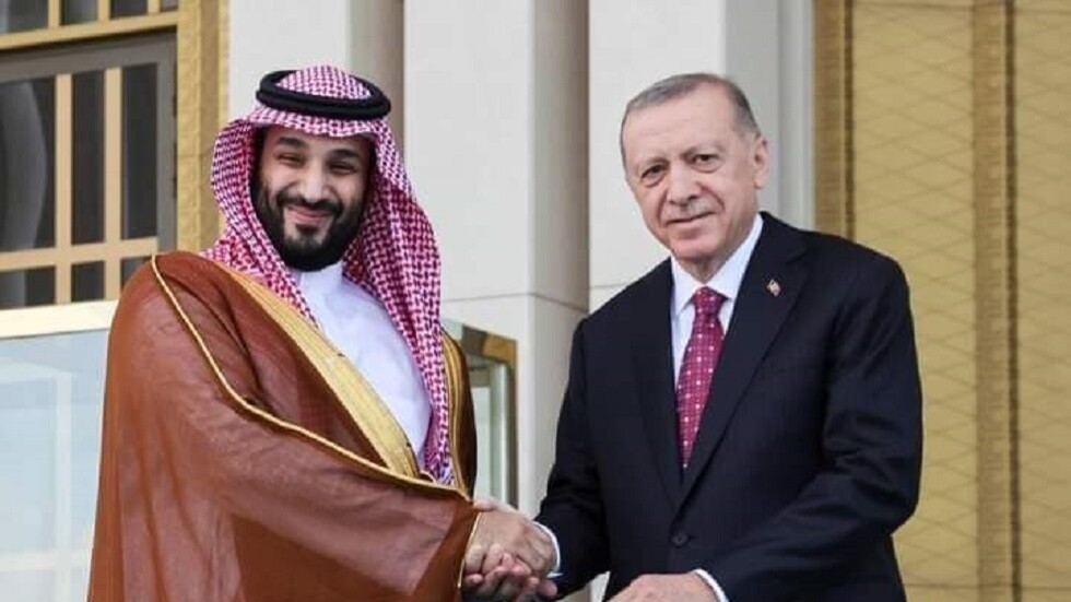محمد بن سلمان "يكسر القاعدة" في تركيا ومواقع التواصل تضج بالواقعة (فيديو)