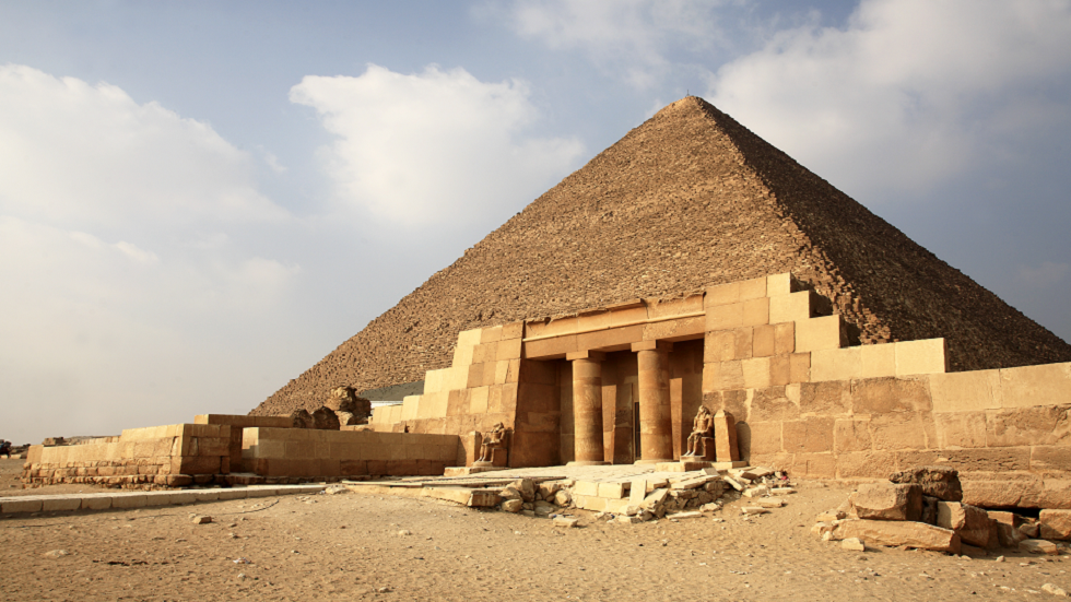 اكتشاف قرائن مذهلة مرتبطة بعهد باني الهرم الأكبر في القاهرة!