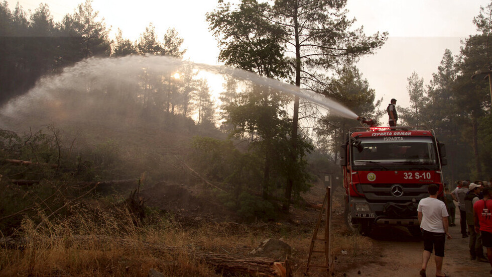 تركيا تتمكن من السيطرة الكاملة على حرائق الغابات في مارماريس