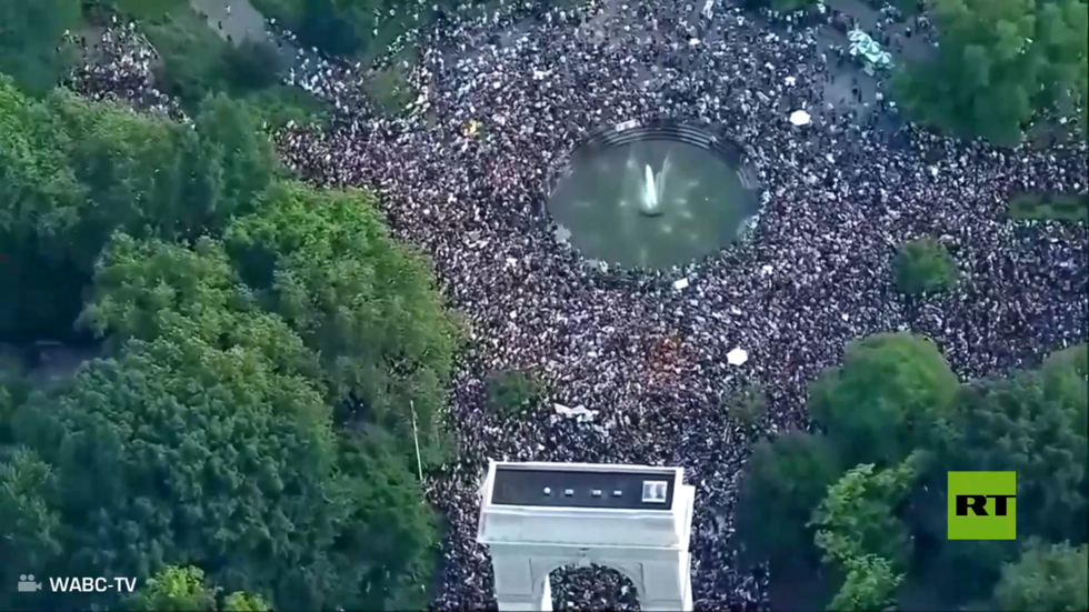 الآلاف يحتجون على إلغاء حق الإجهاض في الولايات المتحدة