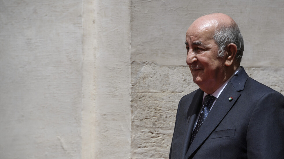 الرئيس الجزائري يستقبل أمير قطر بمطار وهران