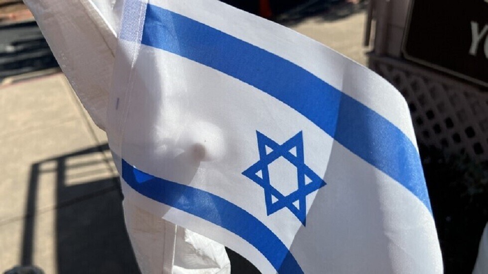 "آسف أنا لا أعلّم رجال شرطة".. إسرائيل تفرض غرامة على معلم فلسطيني