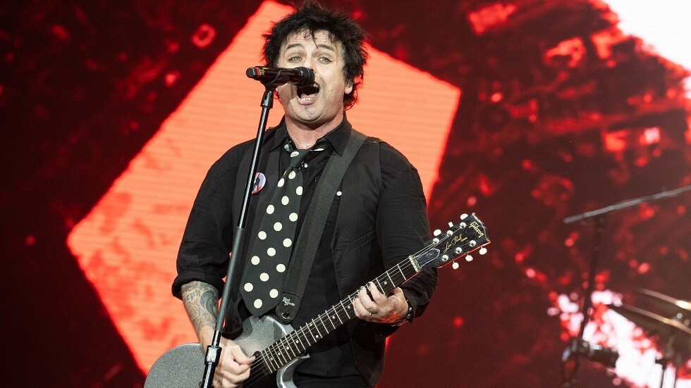 فنان شهير يعلن تخليه عن الجنسية الأمريكة خلال حفل فني!