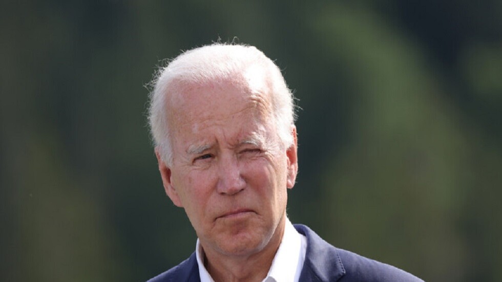 بايدن يعلن زيادة الرسوم الجمركية على بعض البضائع الروسية