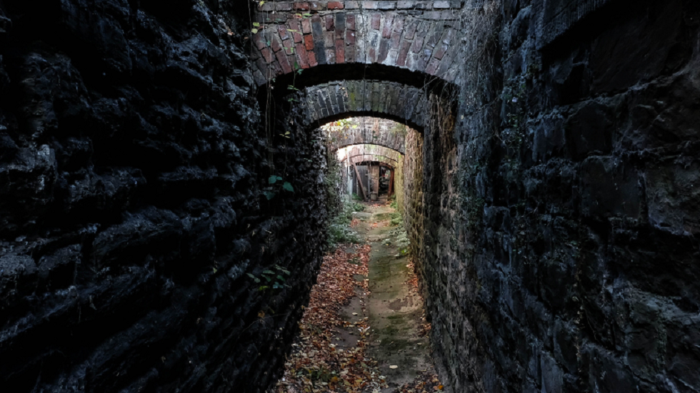 الكشف عن ممرات مخفية ربما استخدمت في طقوس غريبة وقديمة!