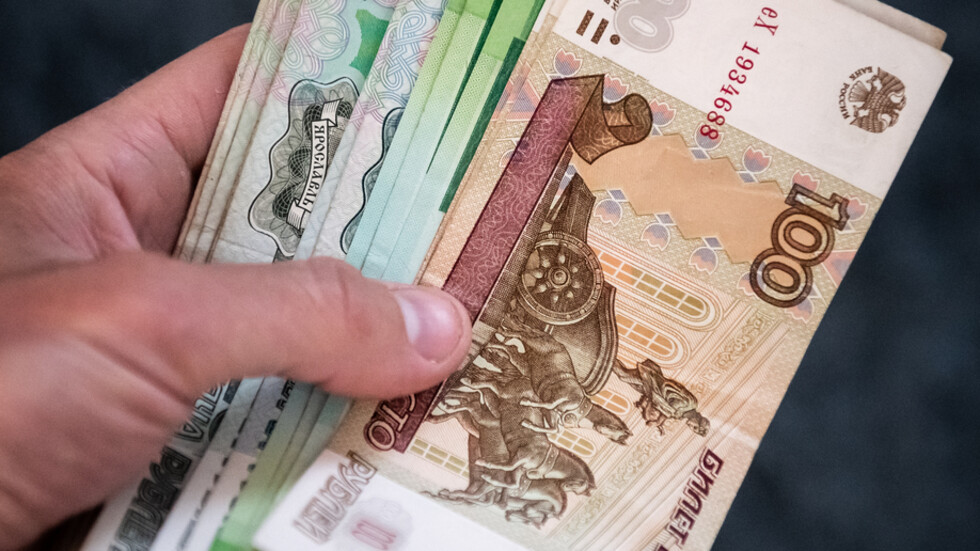 العملة الروسية تواصل الصعود أمام الدولار وتسجل أعلى مستوى منذ مايو 2015