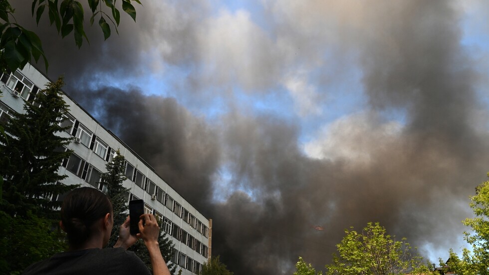 حريق جنوب موسكو يأتي على مساحة ألفي متر مربع (فيديو)