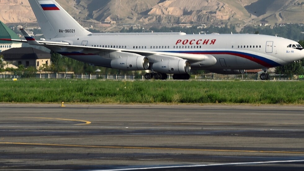 بوتين يصل إلى عشق آباد للمشاركة في قمة بحر قزوين