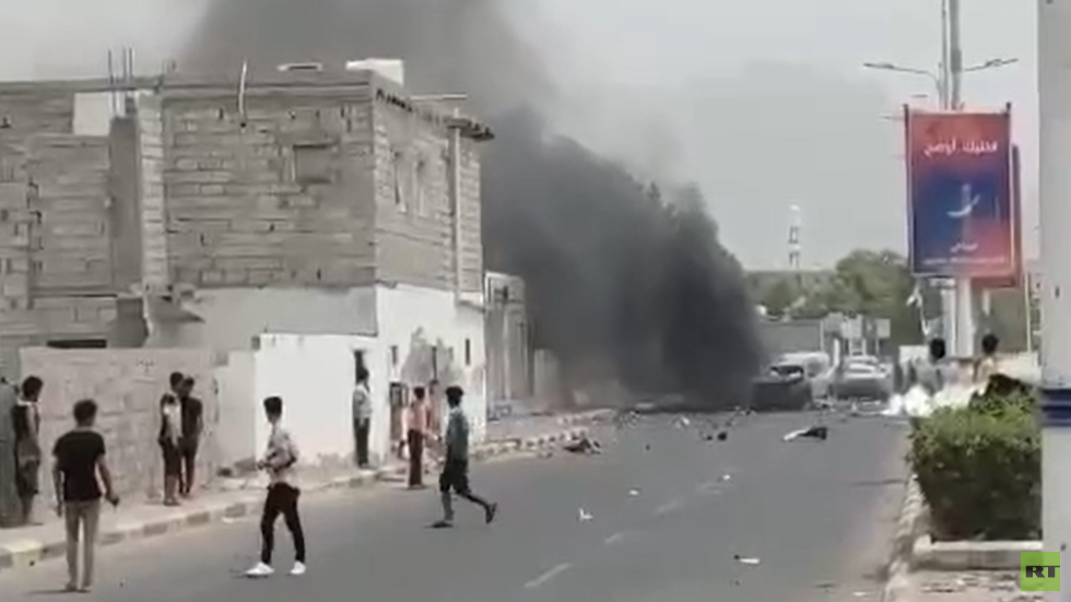 مراسلنا: استهداف موكب مسؤول أمني رفيع في عدن باليمن (فيديو + صورة)