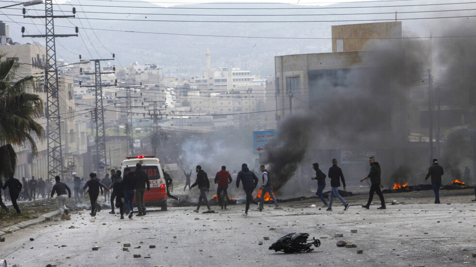إصابة 22 فلسطينيا بينهم أطفال خلال مواجهات مع الجيش الإسرائيلي في نابلس