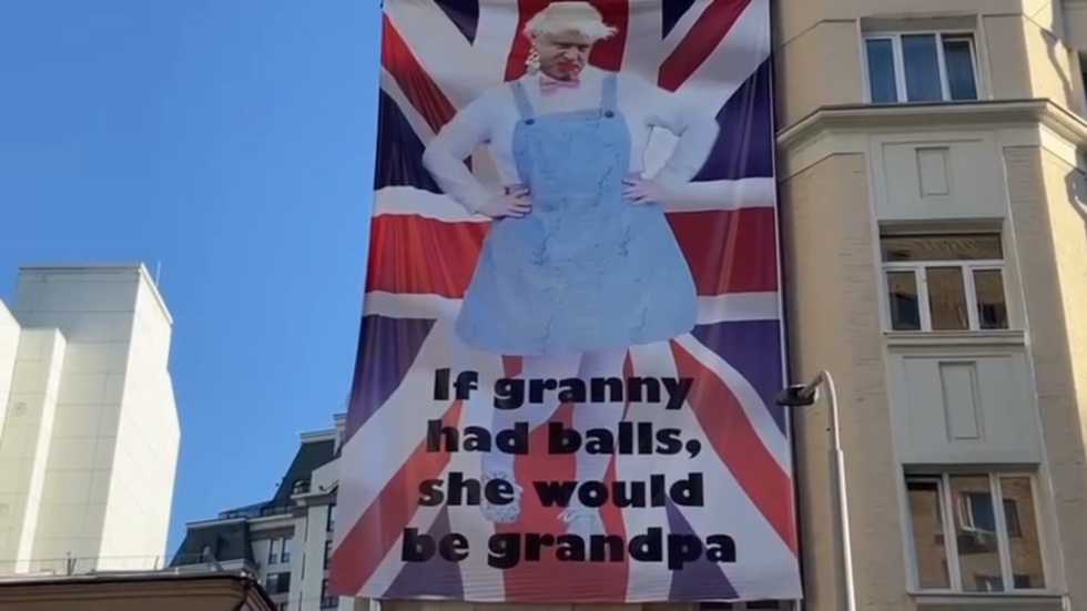 ردا على كلمات جونسون حول بوتين.. لافتة تحمل صورة رئيس الوزراء البريطاني بملابس نسائية في موسكو