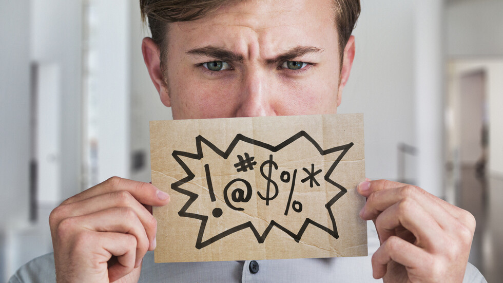 الشتائم وركن السيارة عشوائيا .. أعراض غريبة قد تشير إلى الإصابة بمرض ألزهايمر