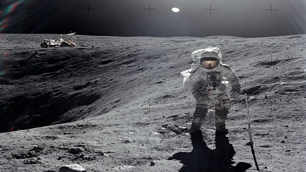 مقابل 400 ألف دولار.. مزاد يعرض عينة غبار تخفي سرا لأول مهمة مأهولة على القمر