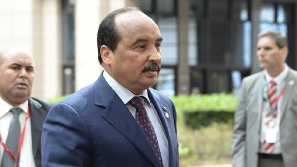 رئيس موريتانيا السابق يغادر إلى باريس