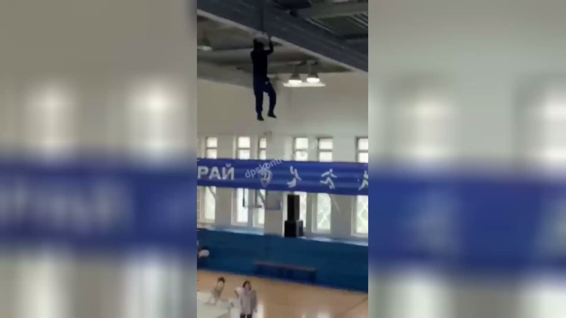 بالفيديو من فلاديفوستوك .. بفضل غريزة حب الحياة بقي معلقا بعد سقوط السقالات