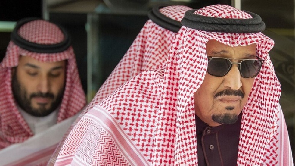 الملك سلمان يمنح 60 سعوديا وسام الاستحقاق