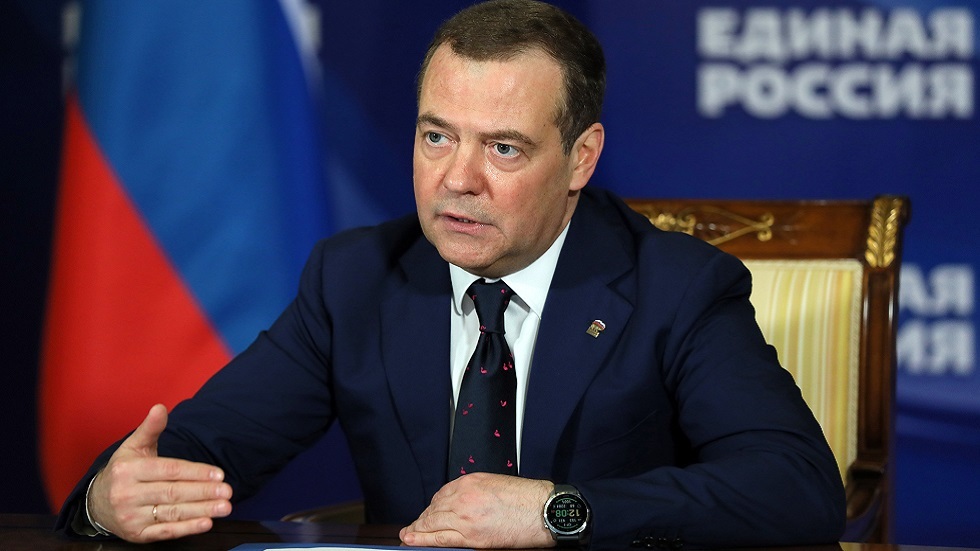 مدفيديف يعلق على فرض عقوبات على أقارب مسؤولين روس