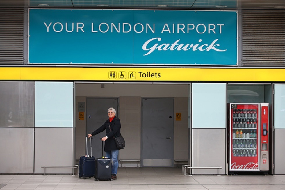 إدارة مطار غاتويك البريطاني تعتذر من سيدة مقعدة تركت وحدها في الطائرة