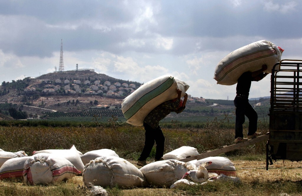 دورية للجيش الإسرائيلي تهدد بإطلاق النار على مزارعين لبنانيين