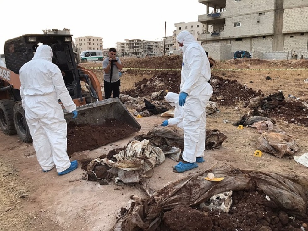 سوريا.. تشكيل 5 فرق للبحث عن المقابر الجماعية لضحايا 