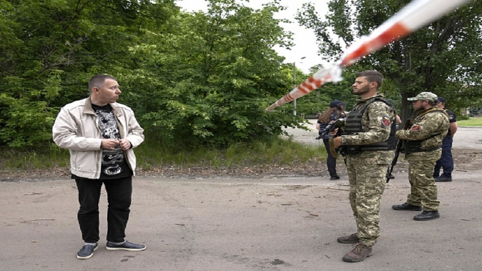 مسؤول أوكراني يدعو مواطنيه للتعود على الأحكام العرفية والعيش 